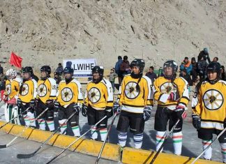 सीमित संसाधन के बाद भी आइस हॉकी में बेहतर कर रही हैं लद्दाख की ये लड़कियां