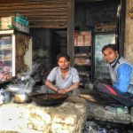 वोटर बोले : “अमां मोदी के बारे में बोलो तो सब मारे लगत हैन, के वोट करे”