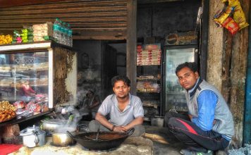 वोटर बोले : “अमां मोदी के बारे में बोलो तो सब मारे लगत हैन, के वोट करे”