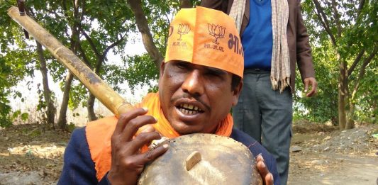 मोदी की गाज़ियाबाद रैली : लोगों ने पहना दिया है टोपी —एक नेत्रहीन