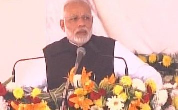 Akhilesh slams Mayawati, Modi