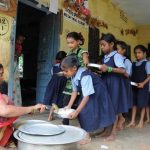 मिड-डे मील पाना है तो आधार कार्ड दिखाओ