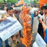 BJP workers burn effigies of Lalu, Nitish in Bihar