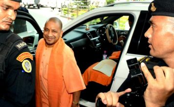 एक ‘संत मुख्यमंत्री’ जो लाइफ़बॉय साबुन से नहाए दलितों से ही मिलते हैं…