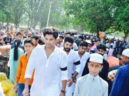 काली पट्टी पर दो हिस्सों में बंट गया मुसलमान