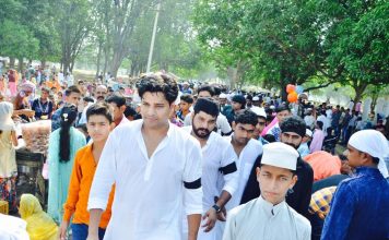 काली पट्टी पर दो हिस्सों में बंट गया मुसलमान