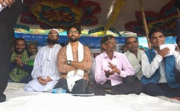 ‘गाय तुम्हारी माता है तो गाय तुम रखो, हमें तो हमारी ज़मीन दो’