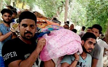 सड़क पर कुचले गए चार तीर्थयात्री, मुसलमानों ने दिया अर्थी को कंधा