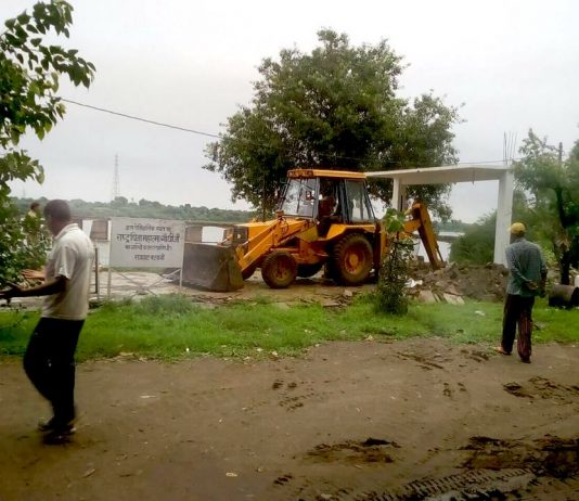 तोड़ी गई राष्ट्रपिता महात्मा गांधी की समाधि