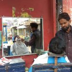 अशरफ़ हुसैन : एक प्रोफ़ेसर जो बनाते हैं लोगों की हजामत