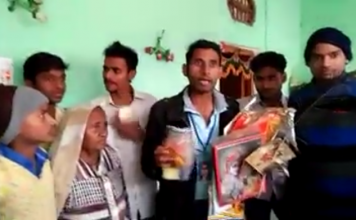 दलित युवा फाड़ रहे हैं अपने घरों में लगे धार्मिक पोस्टर, 3 गिरफ़्तार