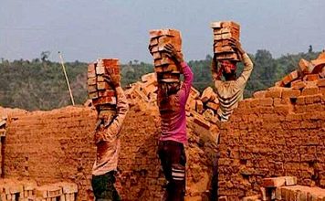 दलितों को भट्टे पर जबरन बंधक बनाकर कराया गया काम, भीम आर्मी लड़ रही है लड़ाई