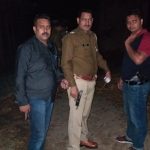 यूपी में एनकाउंटर : बदमाशों के पैर और पुलिस के हाथ में गोली लगने में इतनी समानता क्यों?