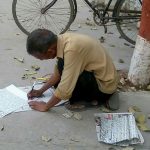 हाथ से काग़ज़ पर लिखकर 17 साल से अख़बार निकालते हैं दिनेश