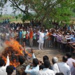भारी हंगामे के बीच दलित युवक का अन्तिम संस्कार, आरएसएस पर दंगा भड़काने का आरोप