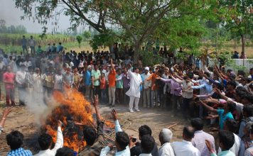 भारी हंगामे के बीच दलित युवक का अन्तिम संस्कार, आरएसएस पर दंगा भड़काने का आरोप