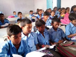 बिना किताब पढ़ते बिहार के दो करोड़ बच्चे