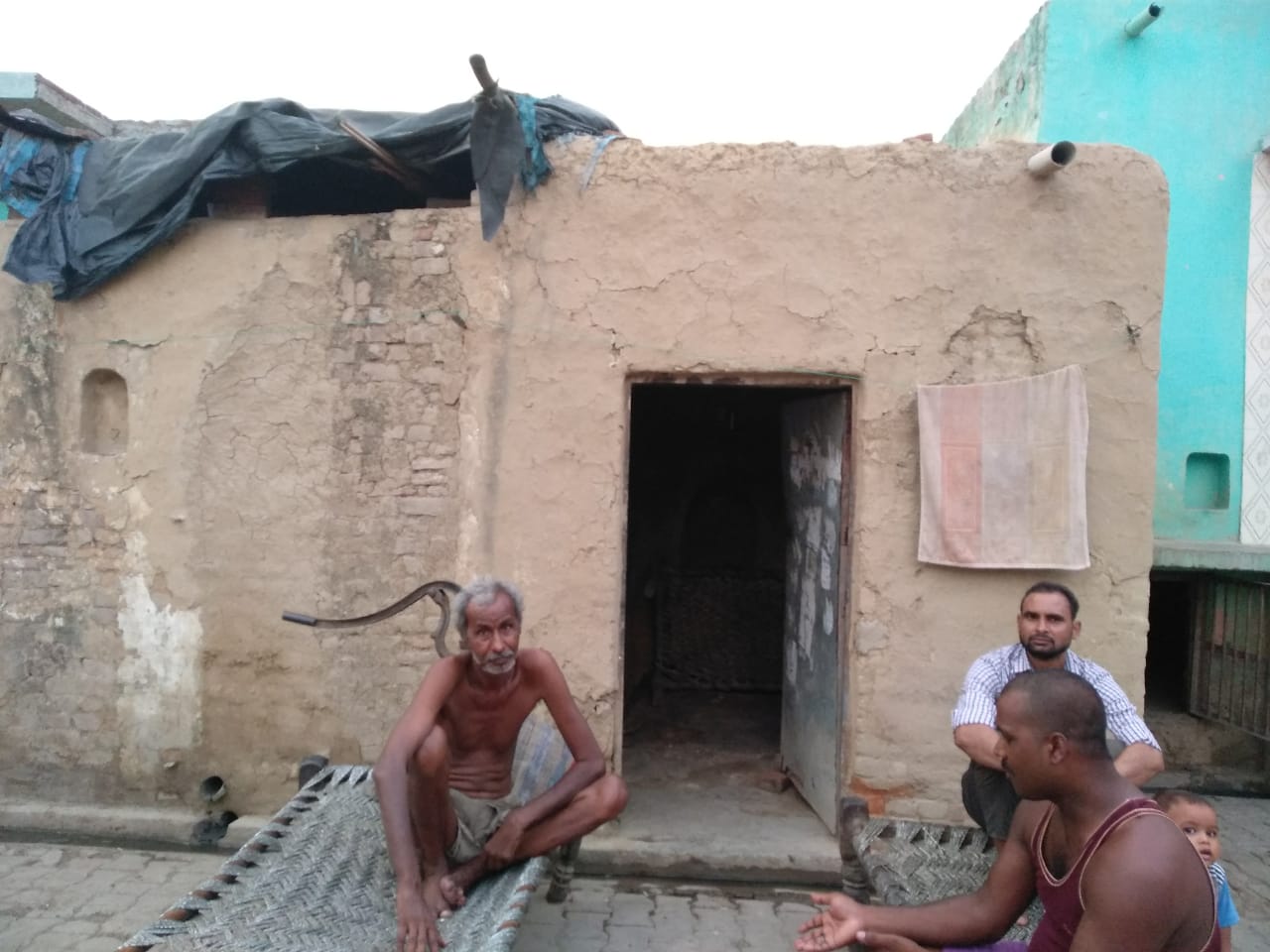 दो वक़्त की रोटी के लिए मैला धोने को मजबूर लोग