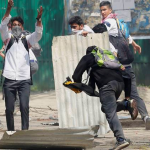 पुलवामा हमला: कहीं श्रद्धांजलि, तो कहीं तनाव का पनपता माहौल