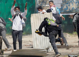 पुलवामा हमला: कहीं श्रद्धांजलि, तो कहीं तनाव का पनपता माहौल