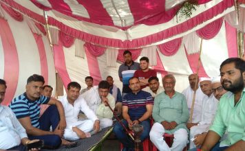 लाठी डंडे लेकर ईवीएम की पहरेदारी कर रहा है विपक्ष