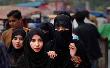 CAA के ख़िलाफ़ धरने पर बैठी महिलाओं ने नेताओं पर कर दी चूड़ियों की बारिश