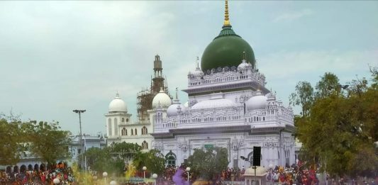 हर मज़हब के लोग थे संग, देवा शरीफ़ दरगाह में ख़ूब उड़े होली के रंग