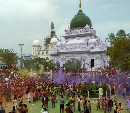 हर मज़हब के लोग थे संग, देवा शरीफ़ दरगाह में ख़ूब उड़े होली के रंग