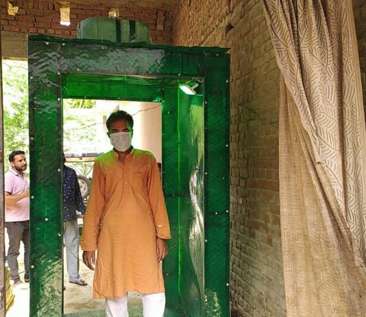बिजनौर के मिस्त्री मुस्तक़ीम ने बना दी सेनिटाइज़र मशीन,चौतरफ़ा हो रही तारीफ़