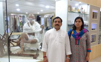 पूर्व मंत्री के घर के बाहर छींकते हुए गुज़रा एक शख़्स, टोका तो जवाब मिला, ‘मैं तो हिंदू हूँ मुसलमान नहींं’