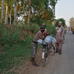 दरोगा ने बेच दी प्रवासी मजदूरों की उम्मीद की साइकिल