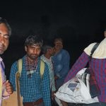 ‘हमें मदद के नाम पर ट्रक में बैठाकर जंगल मे छोड़ दिया गया’, ख़ाली पेट सैकड़ों किमी पैदल घर लौट रहे मजदूरों की व्यथा