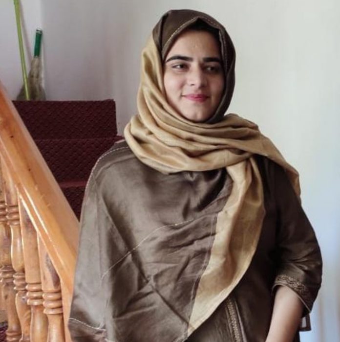 23 Year Old Kashmiri Girl Becomes First From Her Village To Crack Civil Services 