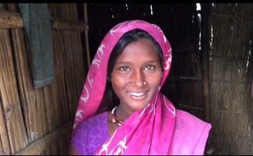 रियल बिहार : “हम घर से बाहर कम ही निकलते हैं। गांव के लोग डोमनी-डोमनी कहकर बुलाते हैं” !