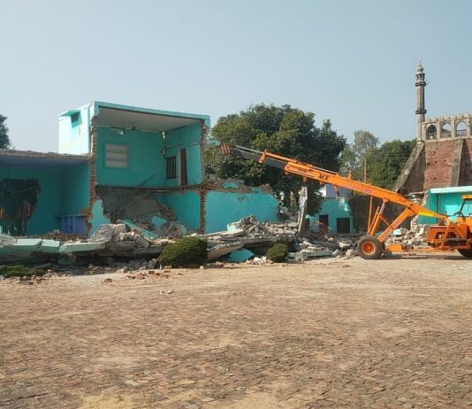 बिहारगढ़ में सूफी संत पीर खुशहाल की चिल्लेगाह पर चला बुलडोजर