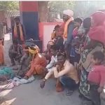 अजीब : पुलिस ज्यादती के ख़िलाफ़ थाने में बीन बजाकर पुलिस को जगाने लगे सपेरे