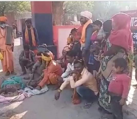 अजीब : पुलिस ज्यादती के ख़िलाफ़ थाने में बीन बजाकर पुलिस को जगाने लगे सपेरे