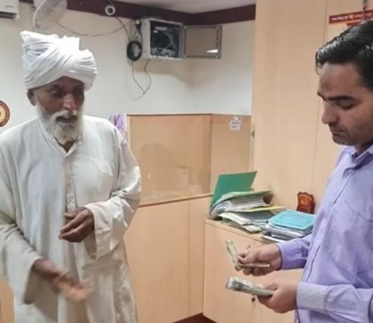 ईमानदारी : बैंक ने दिए 40 हजार रुपये ज्यादा, तो लौटाने पहुंच गए ताज मोहम्मद