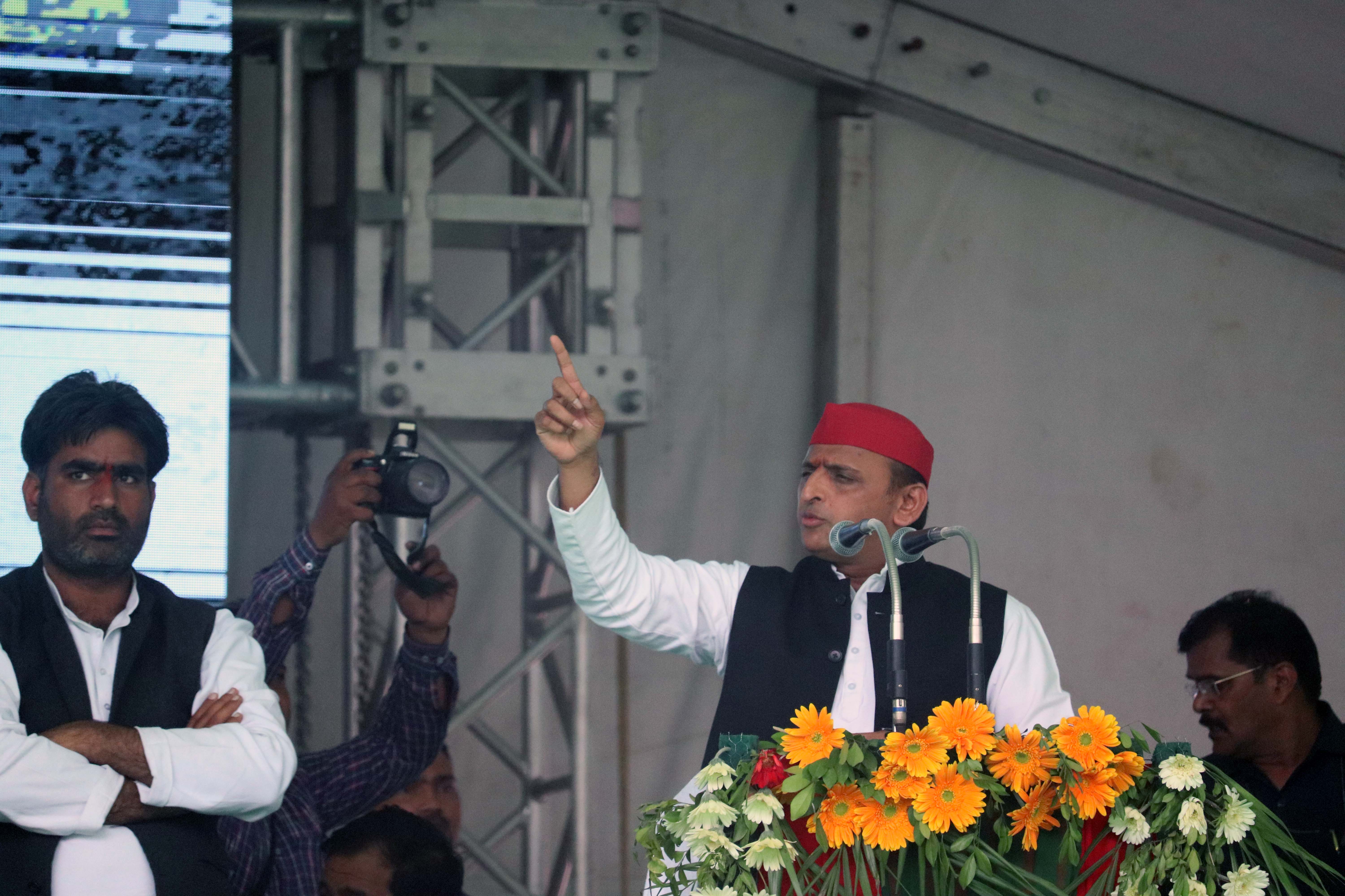 आज मेरठ में बोले अखिलेश : भाजपा एक ऐसी सरकार जिसमे कोई भी सुरक्षित नही