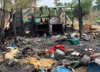 सब कुछ बर्बाद मगर टूटी नही उम्मीद ...आग के बाद शरणार्थी रोहिंग्यो की मदद को बढ़े हाथ