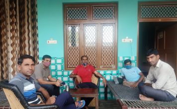 ग्राऊंड रिपोर्ट : गांव के ‘डॉक्टर ‘ जिन्होंने हमारे गांव बचा लिए !