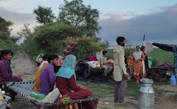 तस्वीरों में : समय से पहले बाढ़ जैसे हालात, फंसे लोग ,बहे जानवर