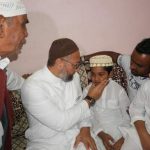 मेरठ में मृतक पार्षद जुबैर के परिजनों से घर जाकर मिले ओवैसी