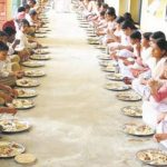 सवर्ण छात्रों को दलित भोजन माता से हुई नाराजग़ी, नौकरी खत्म !