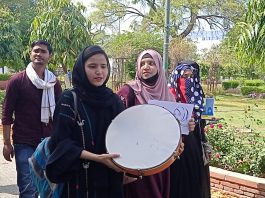 तस्वीरों में : जामिया में हिजाब के मुद्दे पर जुटी छात्राएं