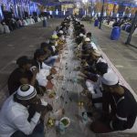 मिसाल : गुजरात के ऐतिहासिक मंदिर में कराया गया रोजा इफ्तार