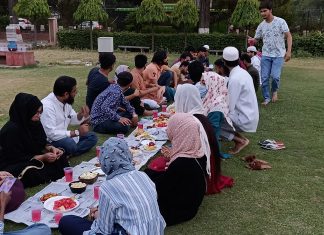 तस्वीरों में रमज़ान : जामिया में इफ्तार  में जुटे छात्र