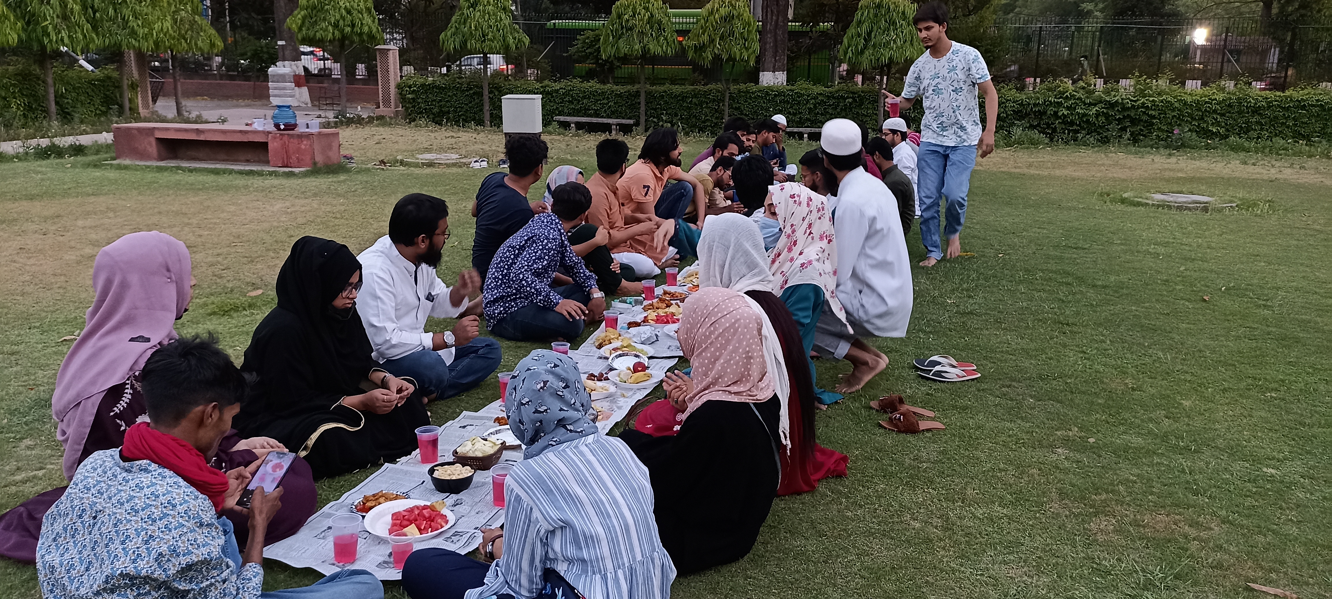 तस्वीरों में रमज़ान : जामिया में इफ्तार में जुटे छात्र