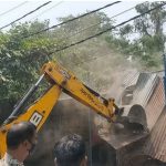 जाहिद ने मुफ्त में नही दिया फर्नीचर तो एसडीएम ने भेज दिया बुलडोजर !