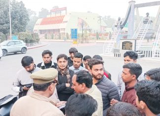 कोरियाई छात्राओं से दुर्व्यवहार के आरोपी युवकों के विरुद्ध धार्मिक भावनाएं भड़काने का मुक़दमा दर्ज